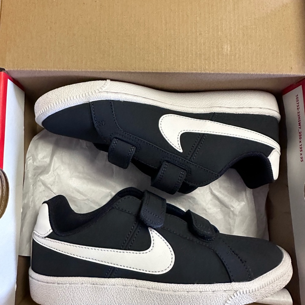 Nike Court Royale